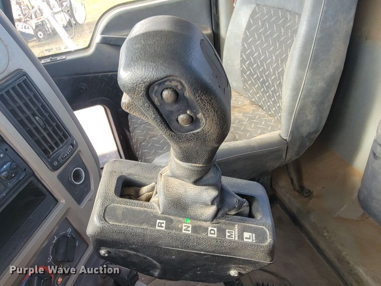 image for item LO9237 2010 Mack CHU613  semi truck