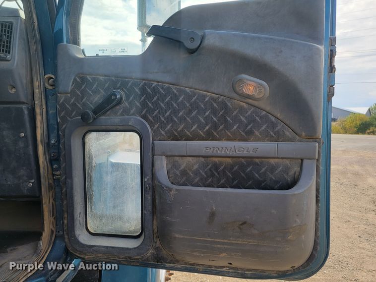 image for item LO9237 2010 Mack CHU613  semi truck