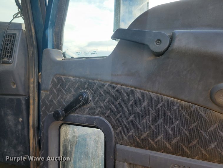 image for item LO9237 2010 Mack CHU613  semi truck