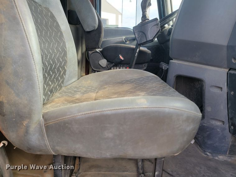 image for item LO9237 2010 Mack CHU613  semi truck