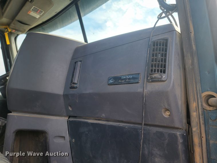 image for item LO9237 2010 Mack CHU613  semi truck