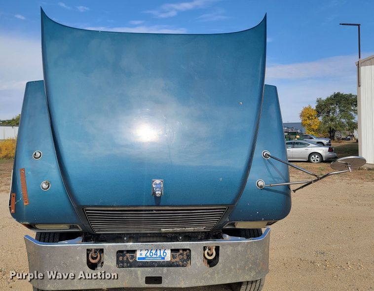 image for item LO9237 2010 Mack CHU613  semi truck