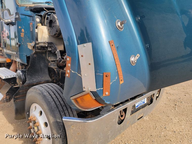 image for item LO9237 2010 Mack CHU613  semi truck