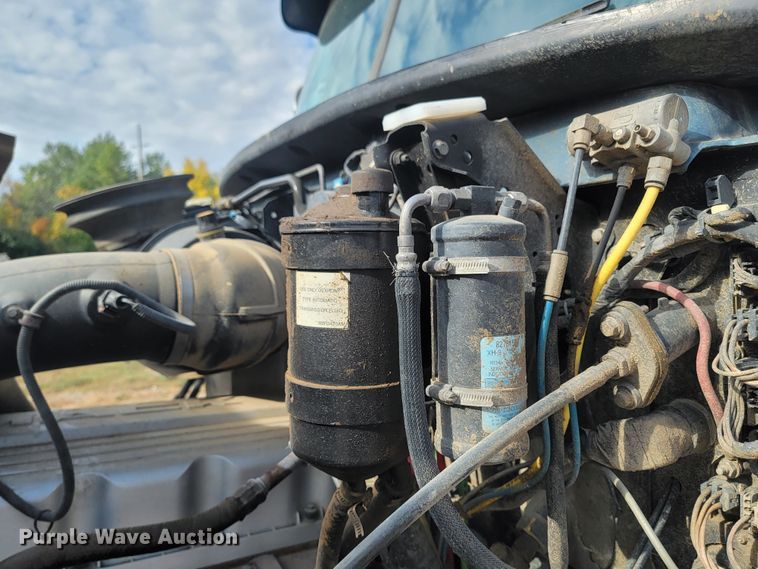 image for item LO9237 2010 Mack CHU613  semi truck