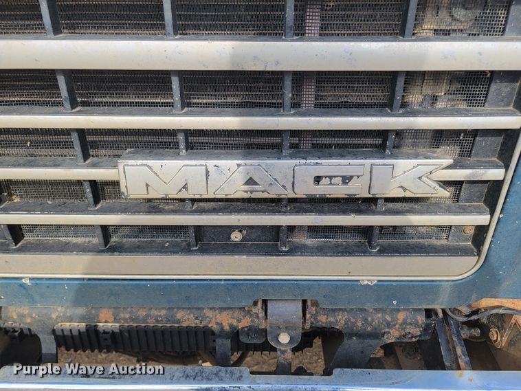 image for item LO9237 2010 Mack CHU613  semi truck