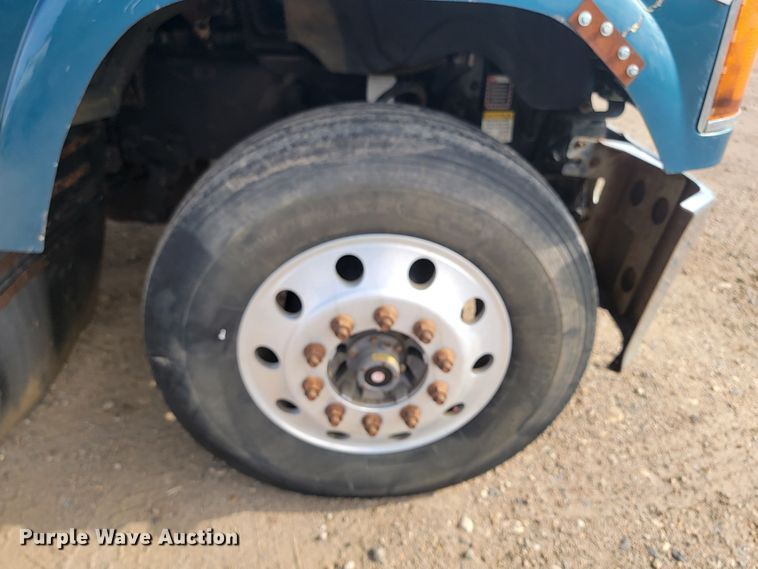 image for item LO9237 2010 Mack CHU613  semi truck