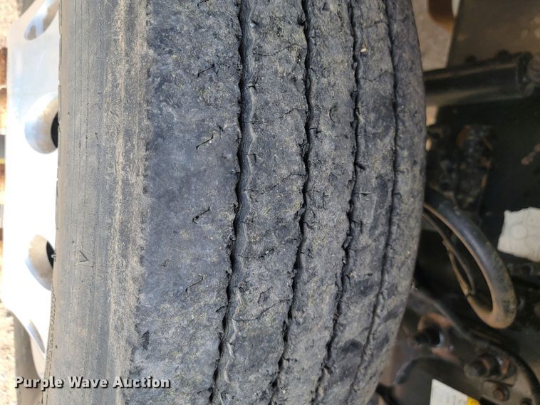 image for item LO9237 2010 Mack CHU613  semi truck