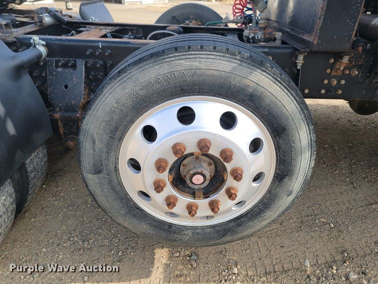 image for item LO9237 2010 Mack CHU613  semi truck