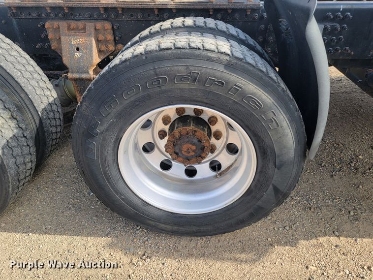 image for item LO9237 2010 Mack CHU613  semi truck