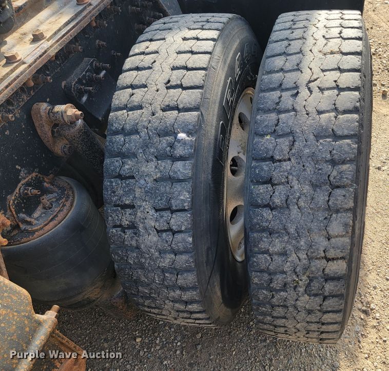 image for item LO9237 2010 Mack CHU613  semi truck