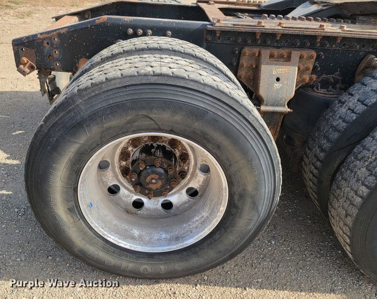 image for item LO9237 2010 Mack CHU613  semi truck