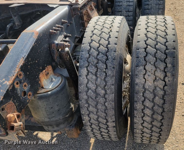 image for item LO9237 2010 Mack CHU613  semi truck