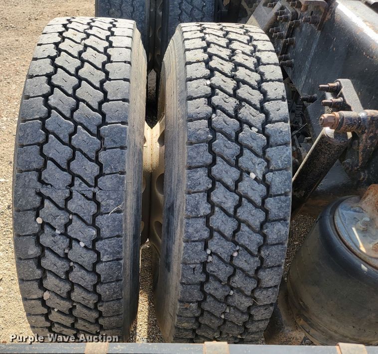 image for item LO9237 2010 Mack CHU613  semi truck