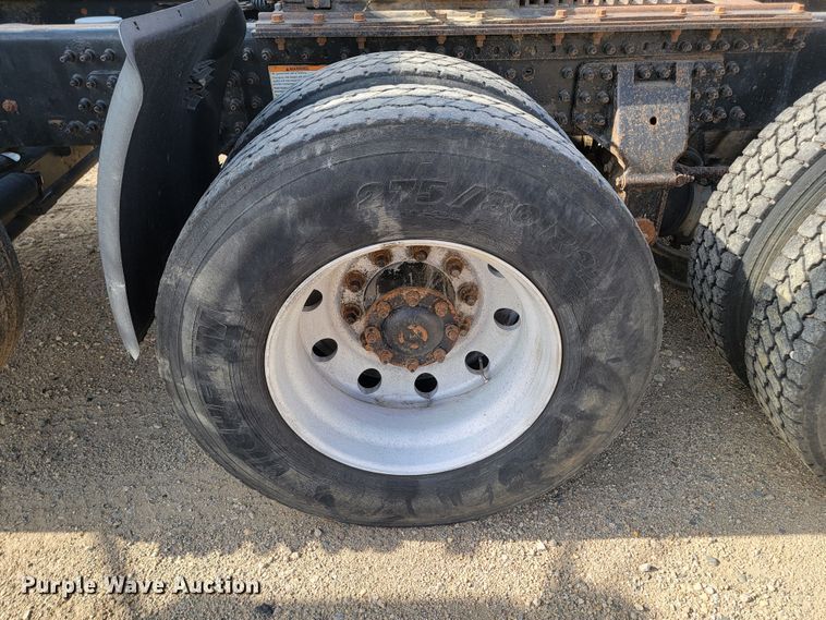 image for item LO9237 2010 Mack CHU613  semi truck