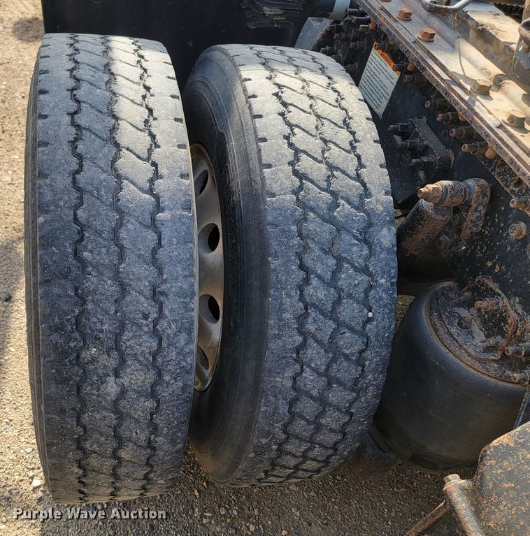 image for item LO9237 2010 Mack CHU613  semi truck