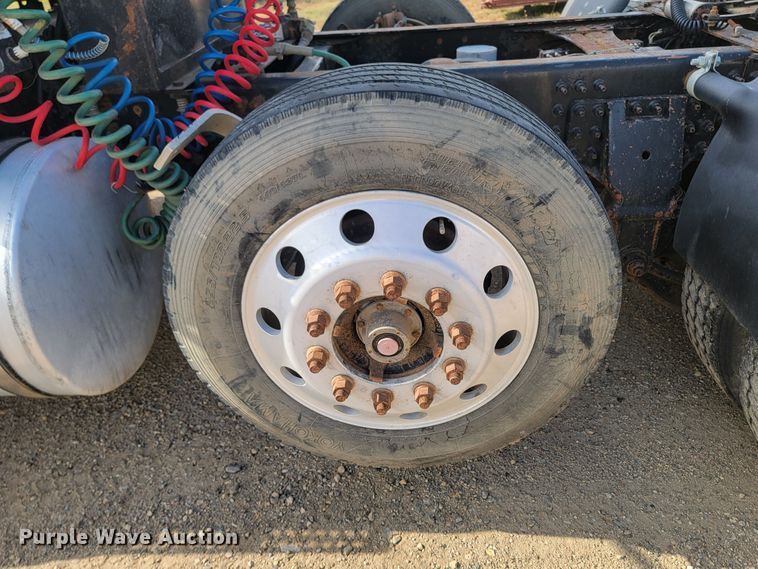 image for item LO9237 2010 Mack CHU613  semi truck