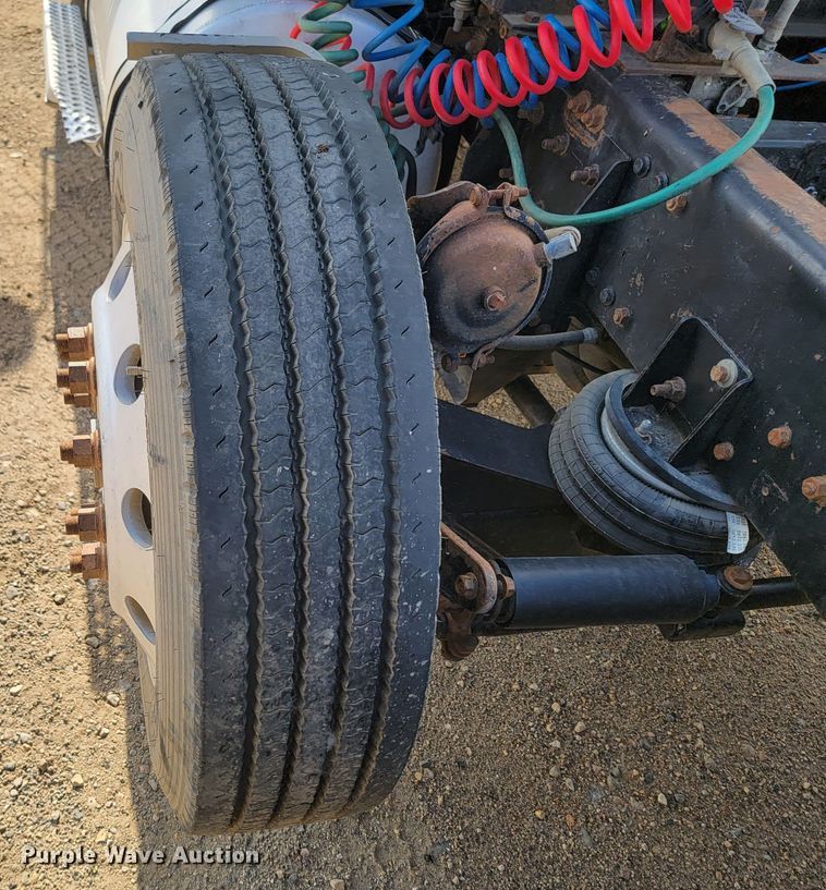 image for item LO9237 2010 Mack CHU613  semi truck