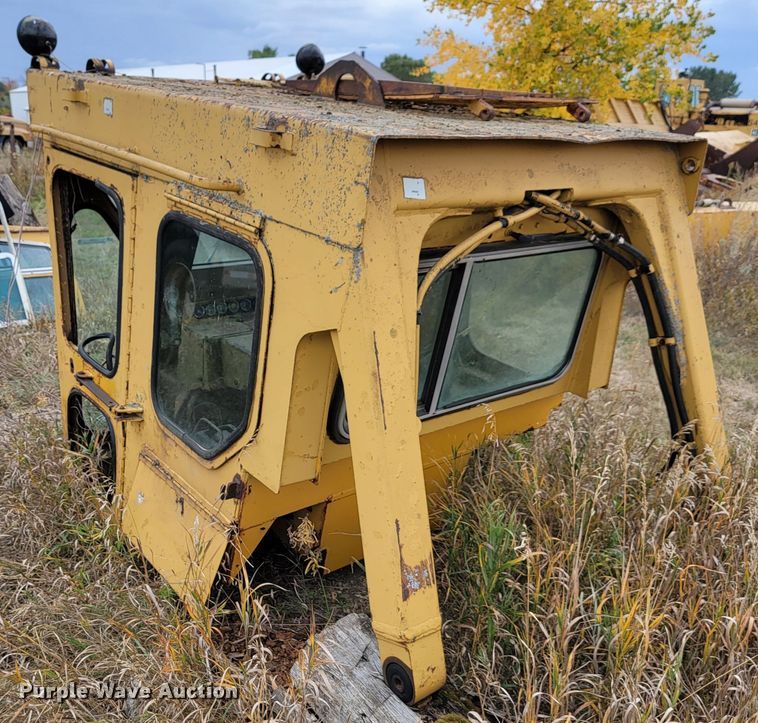 image for item LO9266 Caterpillar  dozer cab