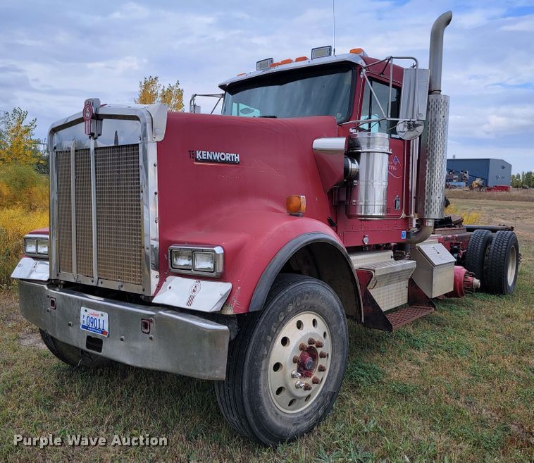image for item LO9268 2005 Kenworth W900  semi truck