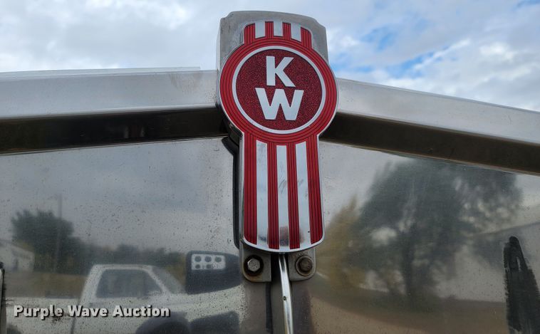 image for item LO9268 2005 Kenworth W900  semi truck