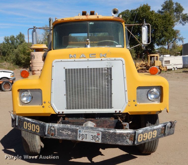 image for item LU9683 1975 Mack RS685LST  semi truck