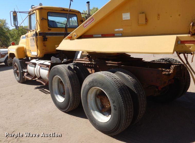 image for item LU9683 1975 Mack RS685LST  semi truck