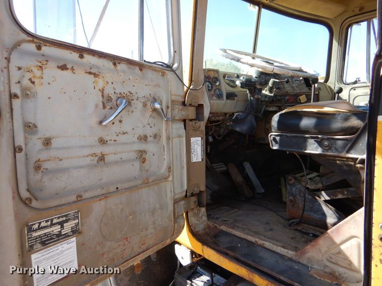 image for item LU9683 1975 Mack RS685LST  semi truck