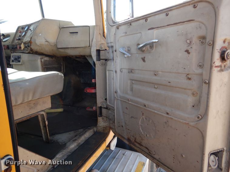 image for item LU9683 1975 Mack RS685LST  semi truck