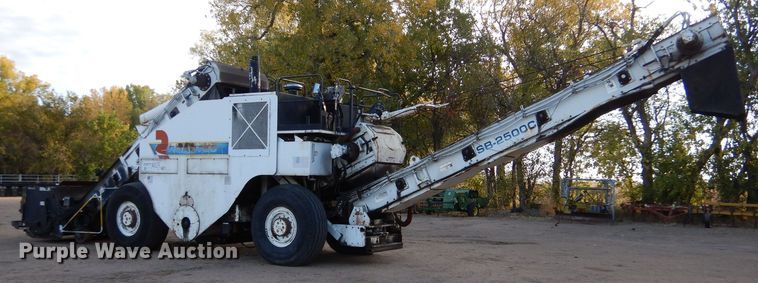 image for item LU9728 2003 Roadtec SB2500C  material transfer vehicle