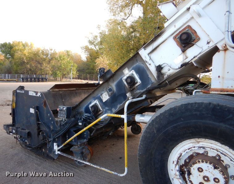 image for item LU9728 2003 Roadtec SB2500C  material transfer vehicle