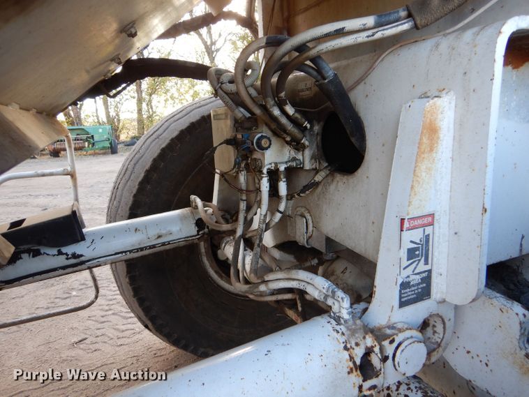 image for item LU9728 2003 Roadtec SB2500C  material transfer vehicle