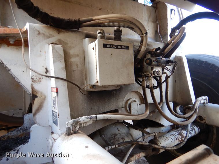 image for item LU9728 2003 Roadtec SB2500C  material transfer vehicle