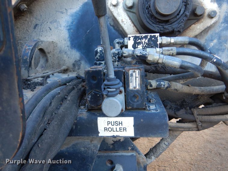 image for item LU9728 2003 Roadtec SB2500C  material transfer vehicle