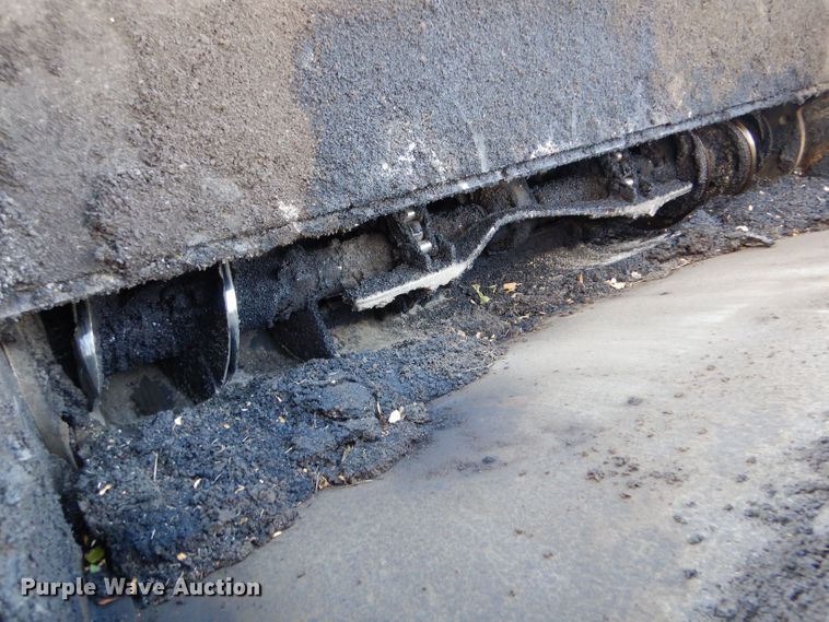 image for item LU9728 2003 Roadtec SB2500C  material transfer vehicle