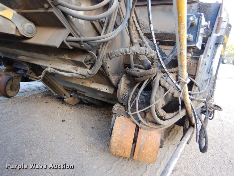 image for item LU9728 2003 Roadtec SB2500C  material transfer vehicle