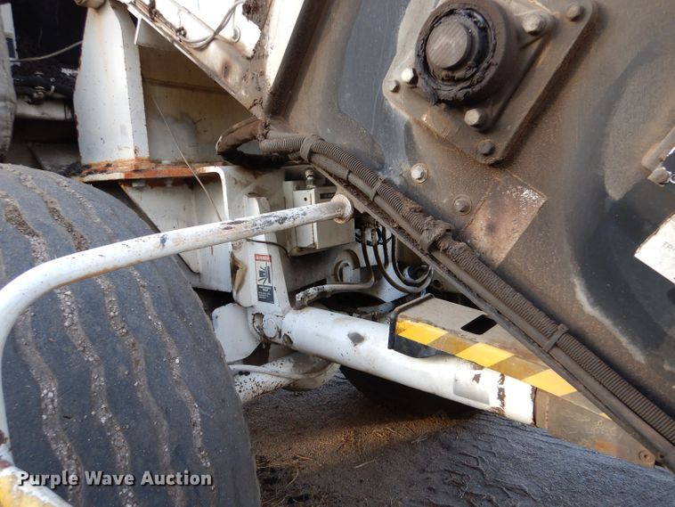 image for item LU9728 2003 Roadtec SB2500C  material transfer vehicle