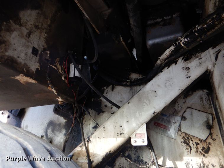 image for item LU9728 2003 Roadtec SB2500C  material transfer vehicle