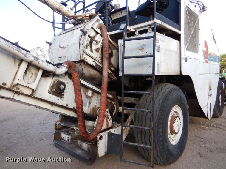 image for item LU9728 2003 Roadtec SB2500C  material transfer vehicle