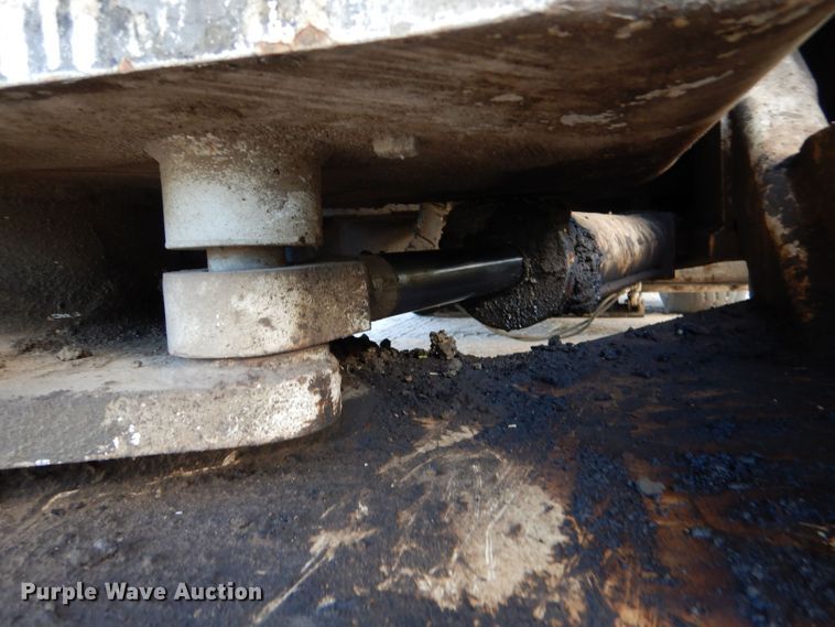 image for item LU9728 2003 Roadtec SB2500C  material transfer vehicle