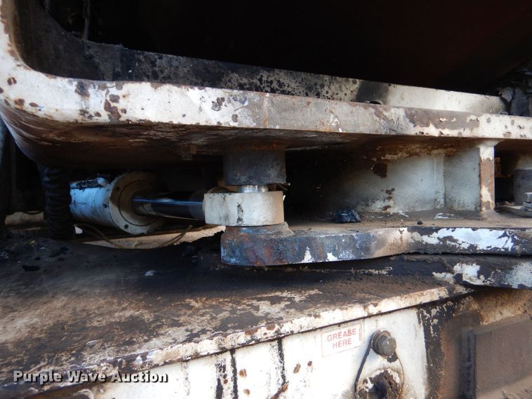 image for item LU9728 2003 Roadtec SB2500C  material transfer vehicle