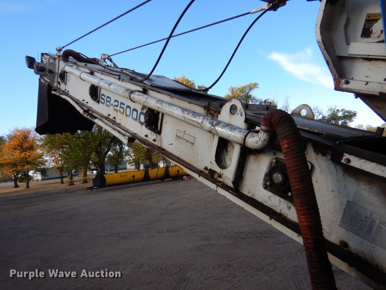 image for item LU9728 2003 Roadtec SB2500C  material transfer vehicle