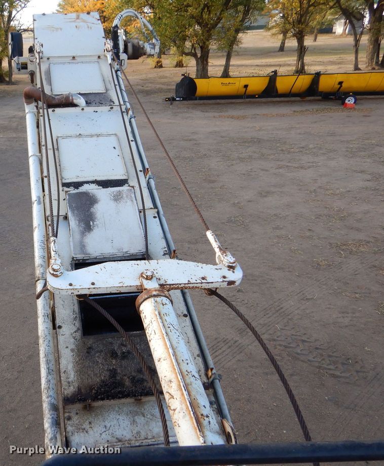 image for item LU9728 2003 Roadtec SB2500C  material transfer vehicle