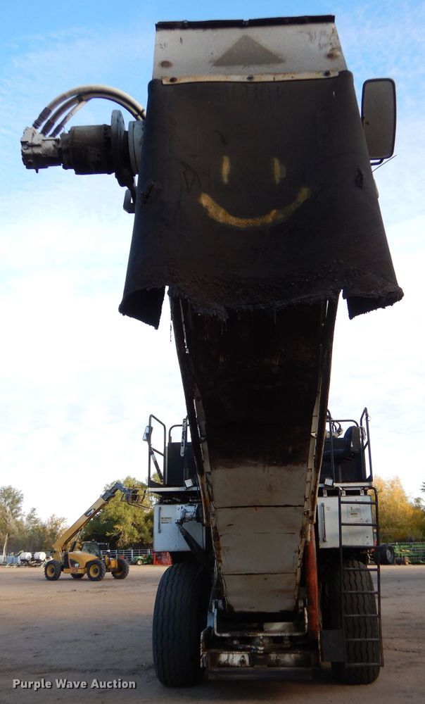 image for item LU9728 2003 Roadtec SB2500C  material transfer vehicle