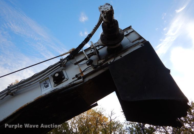 image for item LU9728 2003 Roadtec SB2500C  material transfer vehicle