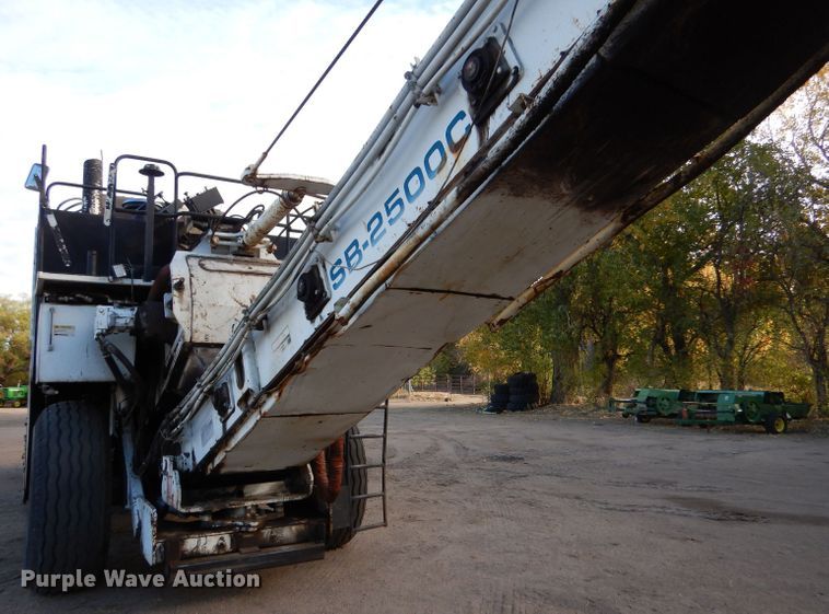 image for item LU9728 2003 Roadtec SB2500C  material transfer vehicle