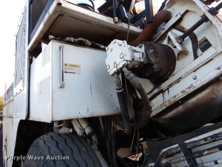 image for item LU9728 2003 Roadtec SB2500C  material transfer vehicle