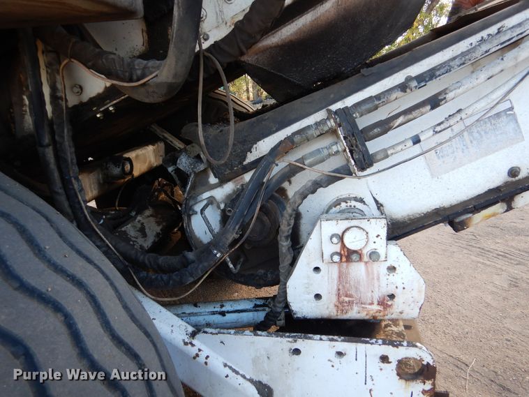 image for item LU9728 2003 Roadtec SB2500C  material transfer vehicle