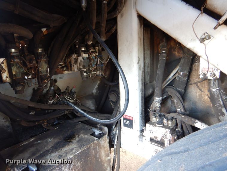 image for item LU9728 2003 Roadtec SB2500C  material transfer vehicle