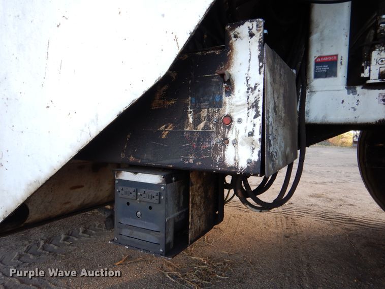 image for item LU9728 2003 Roadtec SB2500C  material transfer vehicle