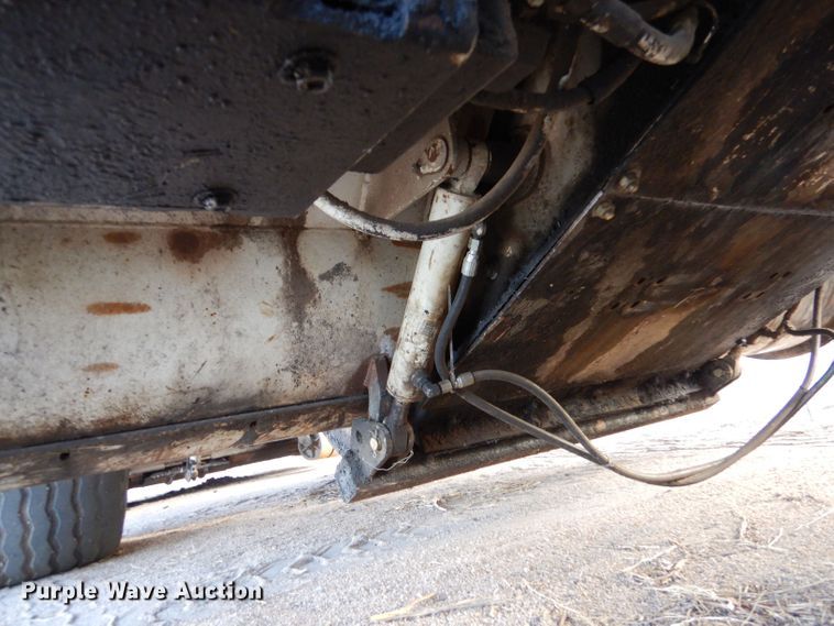 image for item LU9728 2003 Roadtec SB2500C  material transfer vehicle